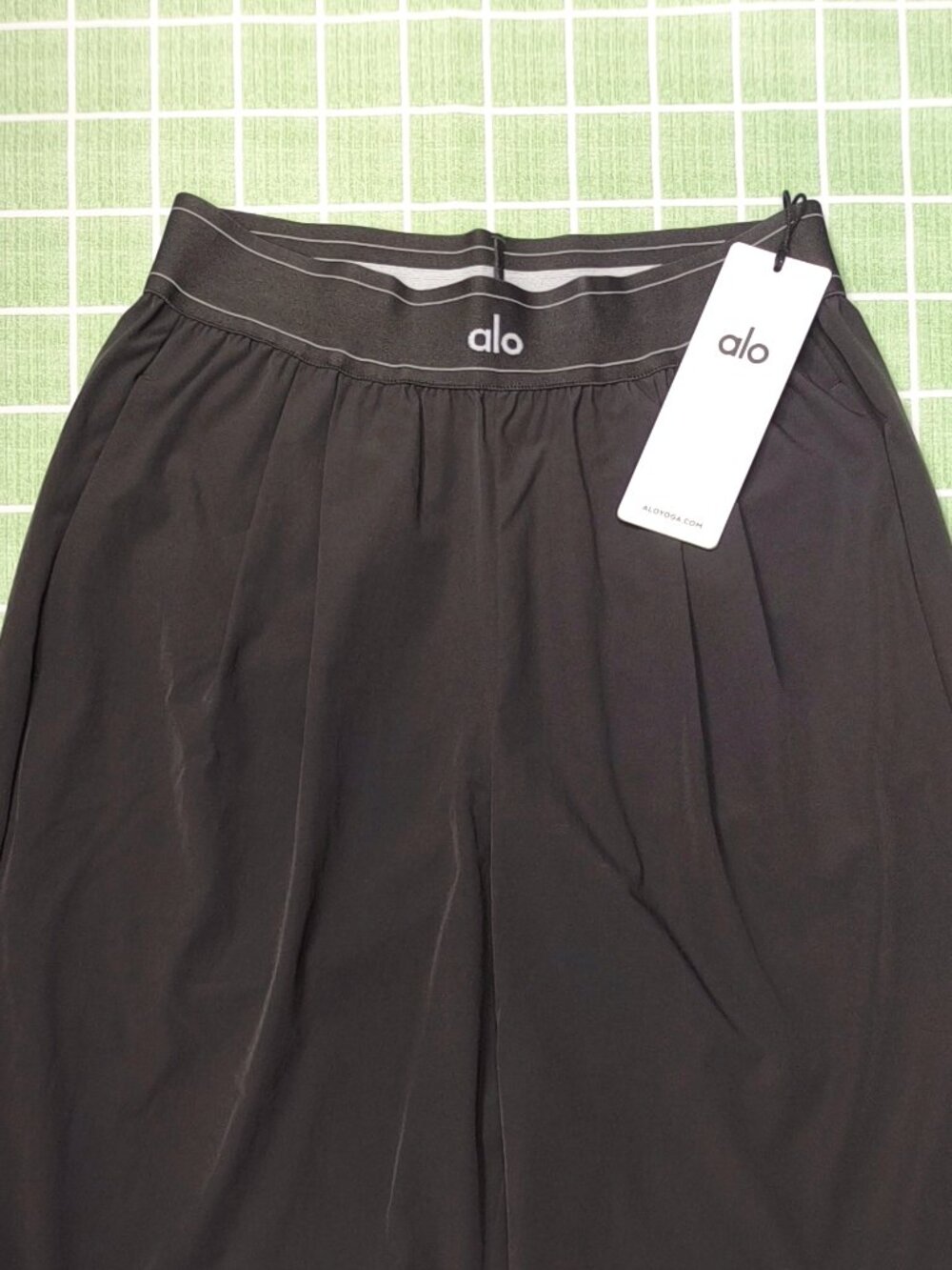 Brand New✨Alo Yoga Trouser Deep Gray  (Regular)👜 - Picture 3 of 7